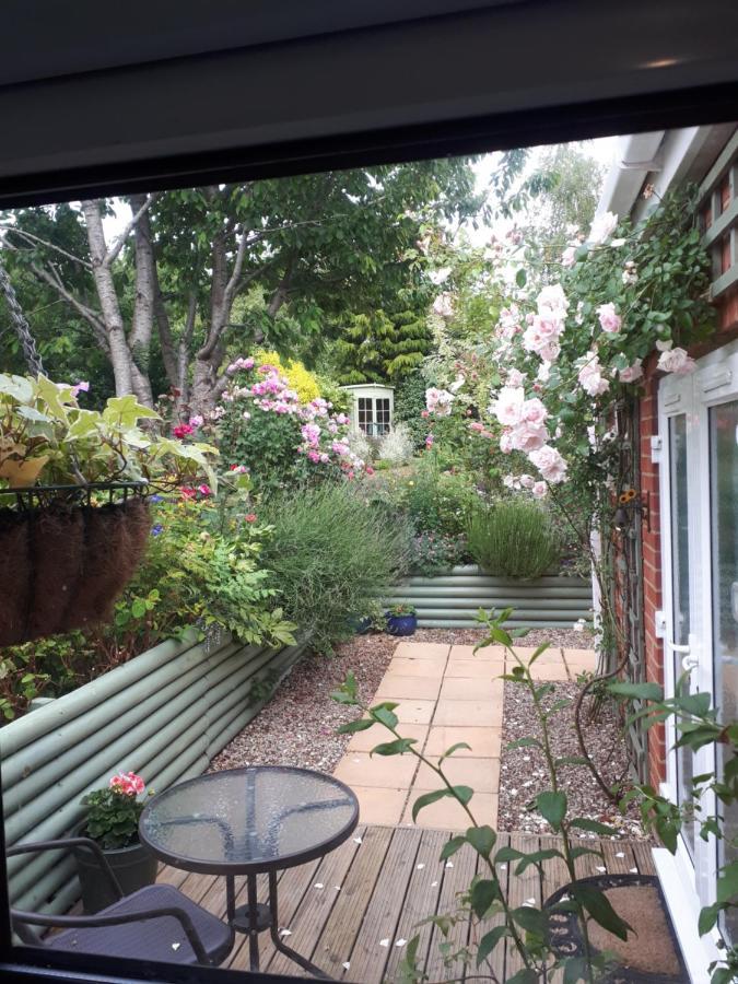 Santi Bhavana Bed & Breakfast เวสต์เบอรี ภายนอก รูปภาพ